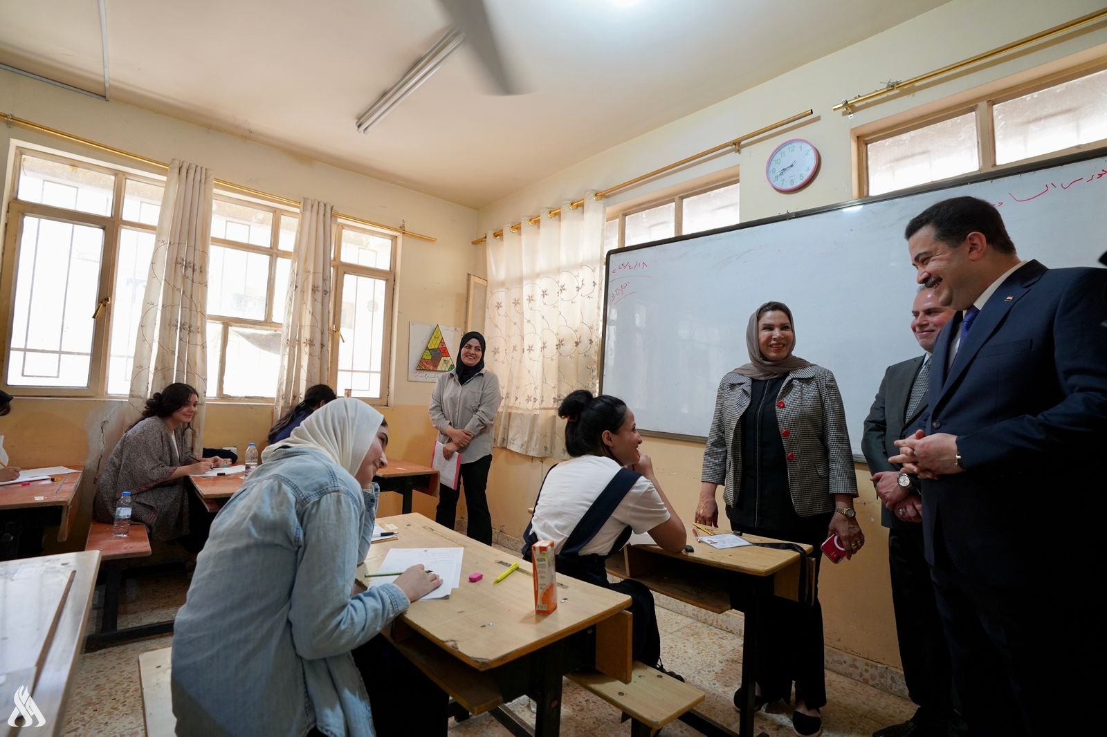 رئيس الوزراء يشرف على أداء الامتحانات الوزارية للدراسة المتوسطة | شبكة  الإعلام العراقي