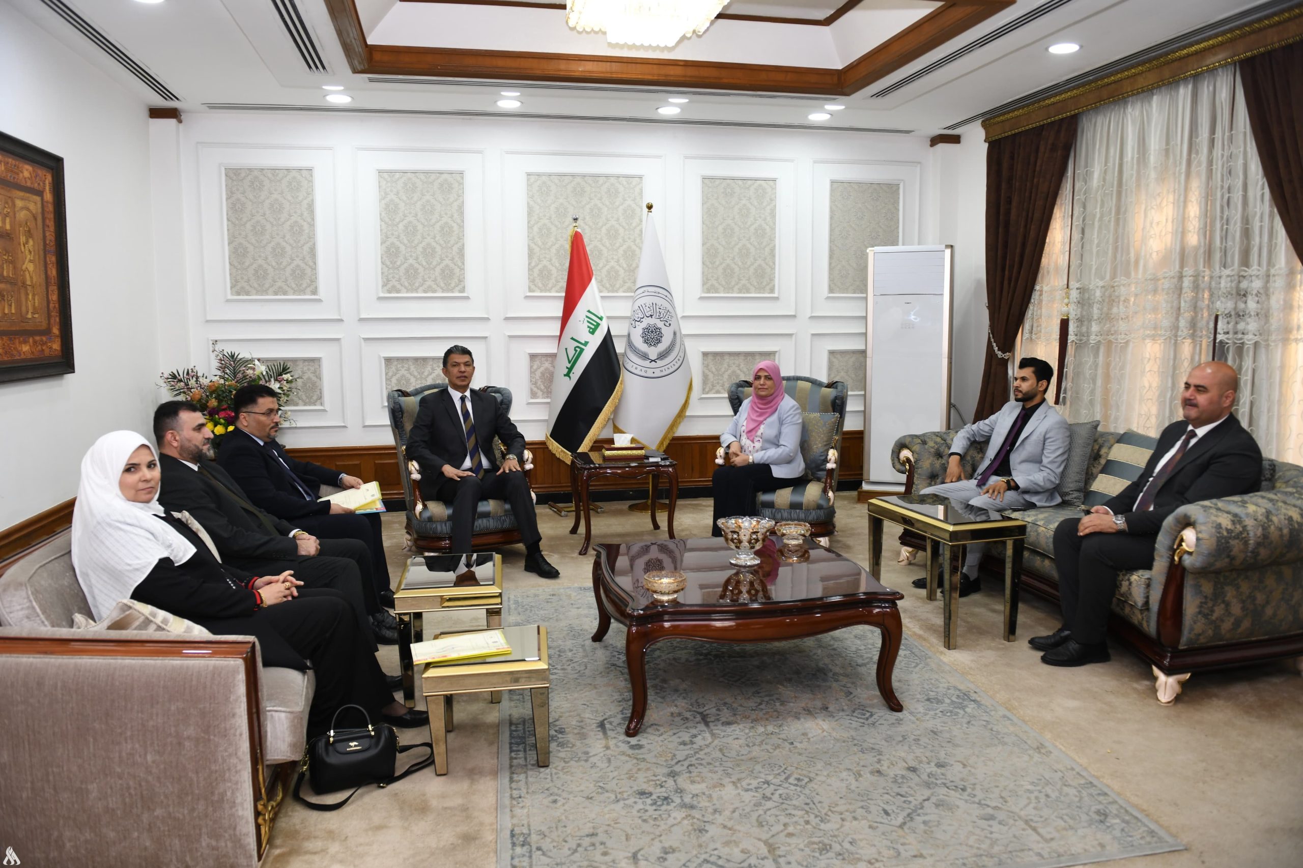 رئيس شبكة الإعلام العراقي يبحث مع وزيرة المالية العقبات المالية وتثبيت العقود